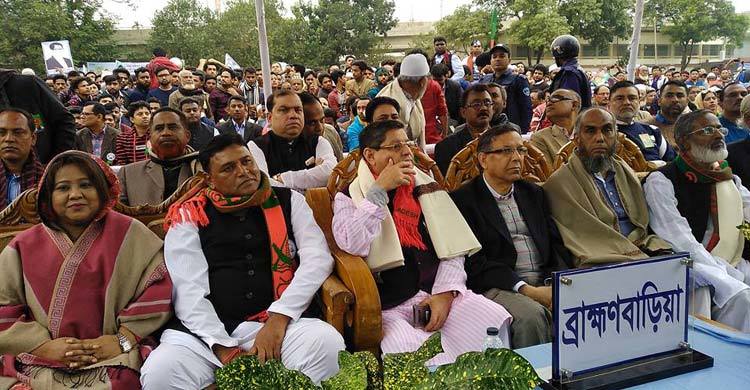 ‘টাকার বস্তা নিয়ে মাঠে নেমেছেন একরামুজ্জামান’