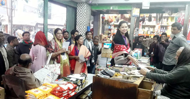 নৌকার প্রচারণায় চুমকির পুত্রবধূ