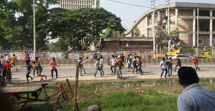 গাজীপুরে শ্রমিক-পুলিশ ধাওয়া পাল্টা ধাওয়া