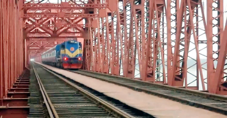 হার্ডিঞ্জ ব্রিজের গার্ডারে ধাক্কা লেগে দুই ট্রেনযাত্রী নিহত