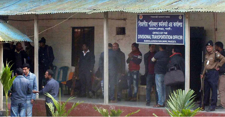 পদোন্নতি পরীক্ষা নেয়ায় শ্রমিক লীগের বিক্ষোভ