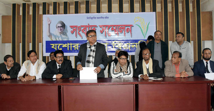 ‘হাতে জীবন নিয়ে মাঠে থাকব’