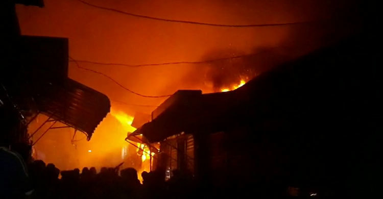 মাদারীপুরে বাজারে আগুন, কোটি টাকা ক্ষতির দাবি