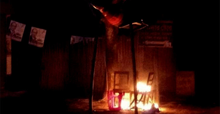 নৌকা প্রতীকে আগুন