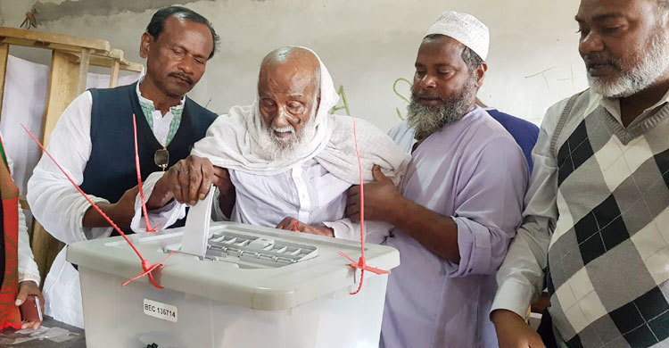 ভোট দিলেন ১২৬ বছরের বৃদ্ধ আইন উদ্দিন