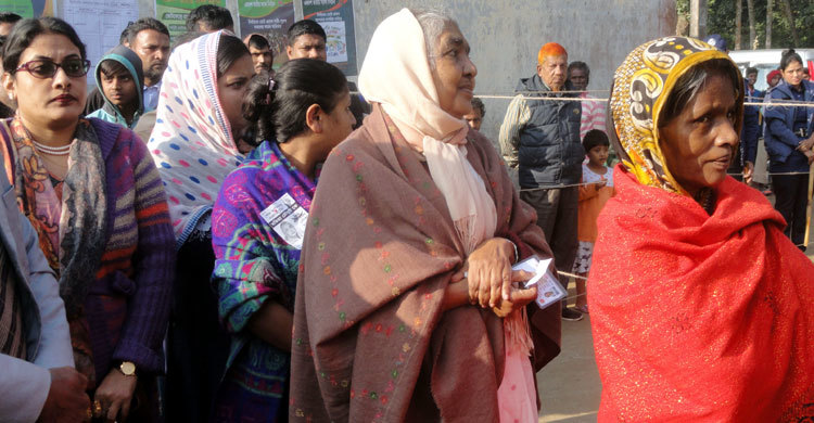 লাইনে দাঁড়িয়ে ভোট দিলেন মতিয়া চৌধুরী