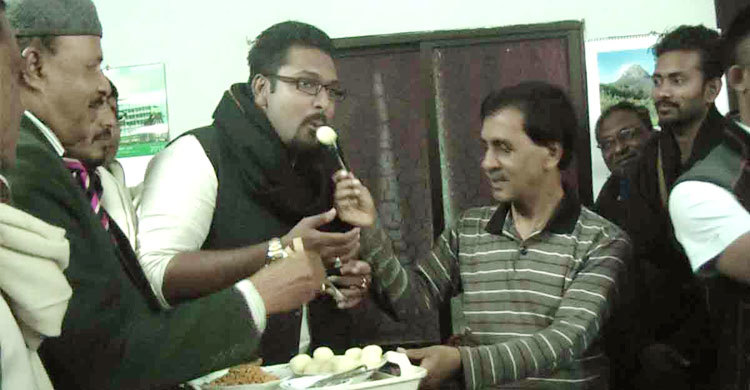নৌকার বিজয়ী প্রার্থীকে মিষ্টি খাওয়ালেন বিএনপির পরাজিত প্রার্থী
