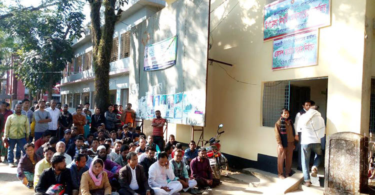 ইউএনও অফিসের সামনে বসে পড়লেন বিএনপির প্রার্থী