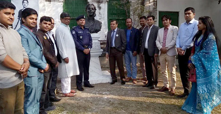 পাবনায় সুচিত্রা সেনের প্রথম ভাস্কর্য