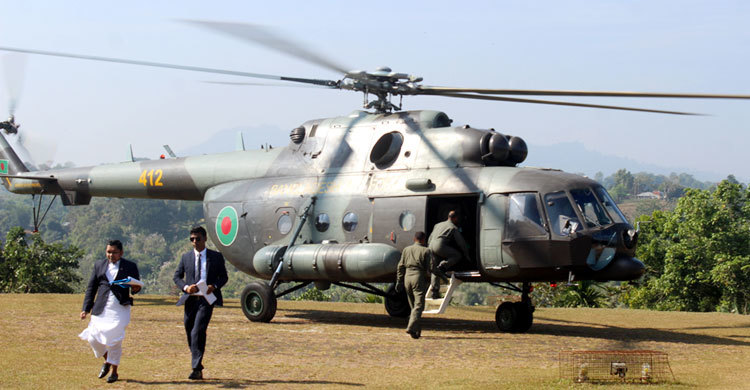 দুর্গম পাহাড়ে হেলিকপ্টারে ভোটের সরঞ্জাম