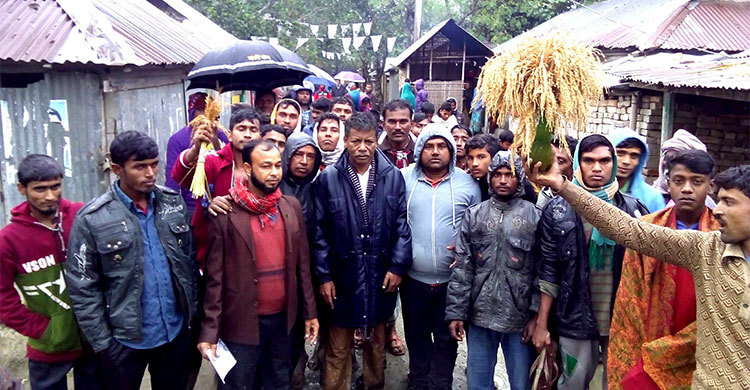 বৃষ্টিতে ভিজে প্রচারণা