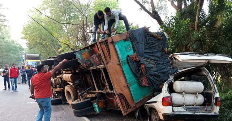 বড়াইগ্রামে ট্রাক উল্টে পুলিশ সদস্য নিহত
