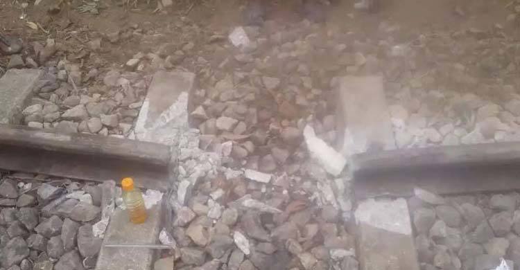 রেললাইন কেটে দেয়ায় ৬ ঘণ্টা ট্রেন চলাচল বন্ধ