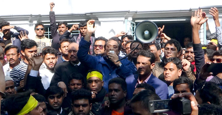 নিজ বাড়িতে সভা করলেন বিএনপি প্রার্থী