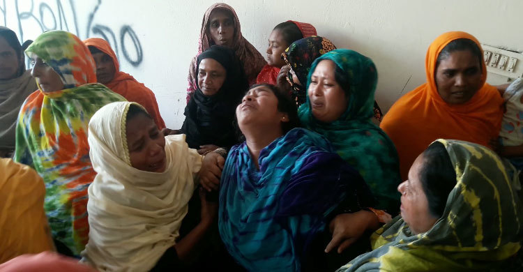 ট্রাকচাপায় দুই ভাইসহ নিহত ৩