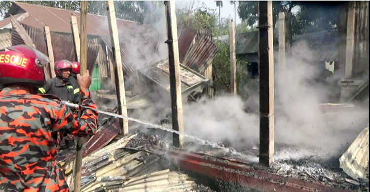 জামালপুরে দুই পক্ষের সংঘর্ষ, বাড়িঘরে আগুন