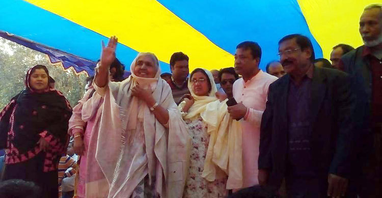 হাতজোড় করে বলছি, নৌকায় ভোট দিন