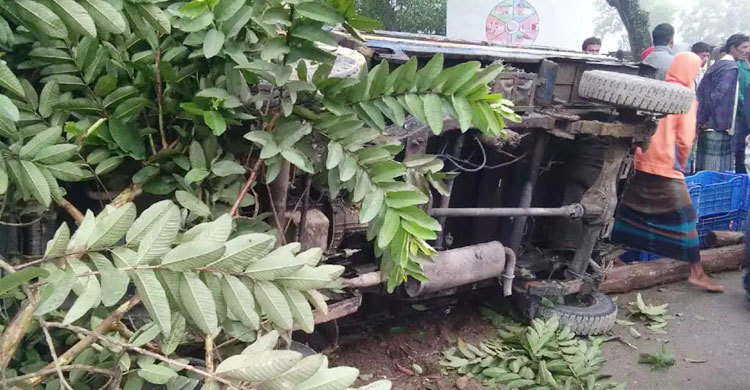 চায়ের দোকান চাপা দিয়ে উল্টে গেল ট্রাক