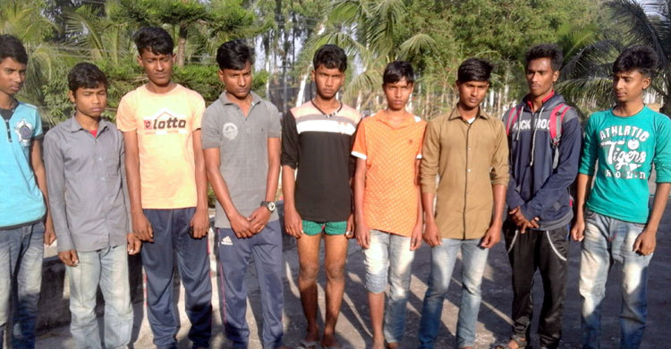 মেয়েদের ঢিল ছোড়ার অভিযোগে ৯ ছাত্রকে পিটিয়ে হাসপাতালে