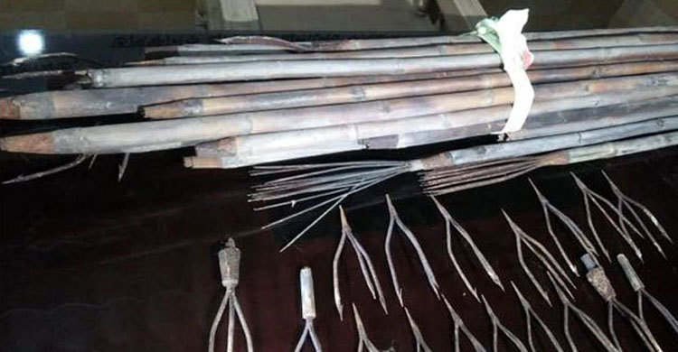 স্বতন্ত্র প্রার্থীর সমর্থকের বাড়ি থেকে ২০০ টেঁটা উদ্ধার