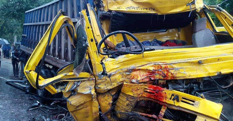 ঠাকুরগাঁওয়ে বাস-ট্রাক সংঘর্ষে নিহত ১