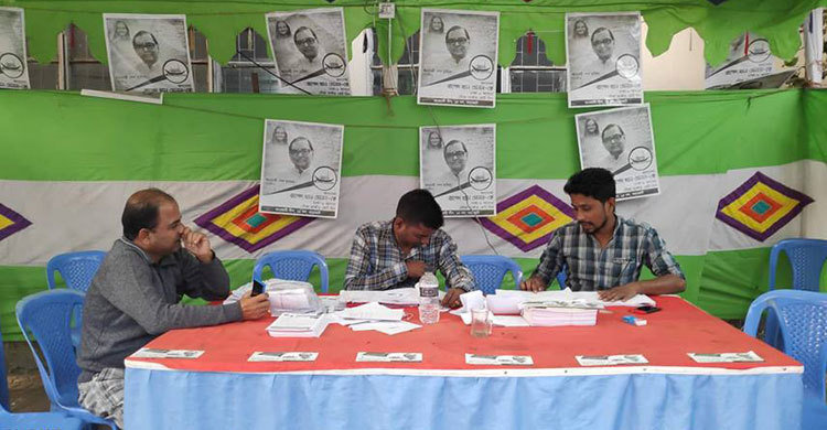 ভোটার স্লিপ বিতরণ শুরু করেছেন সরকারদলীয় প্রার্থীরা