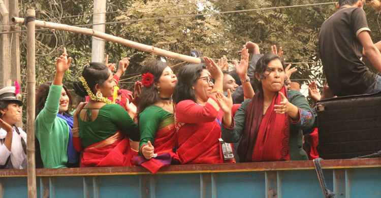 নেচে গেয়ে নৌকায় ভোট চাচ্ছেন নারী নেত্রীরা