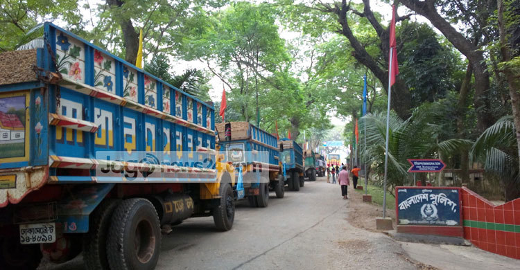 ২ দিন পর আখাউড়া স্থলবন্দরে আমদানি-রফতানি শুরু
