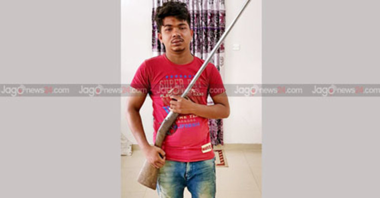 টেকনাফে অস্ত্রসহ ৮ মামলার আসামি গ্রেফতার