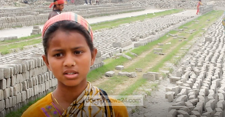 এক হাজার ইট টেনে ১২৫ টাকা পায় আশা মনি