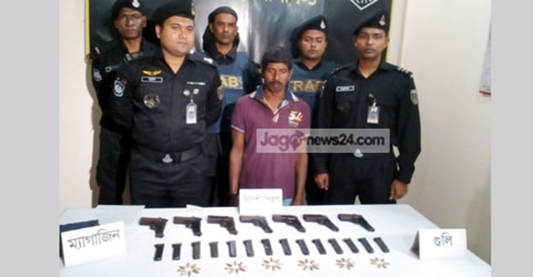 শিবগঞ্জে ৭টি পিস্তলসহ ভারতীয় নাগরিক আটক