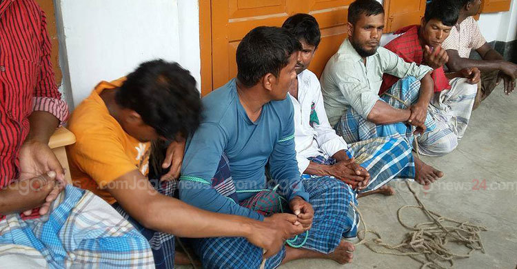 নিষেধাজ্ঞা অমান্য করে পদ্মায় মাছ ধরতে গিয়ে আটক ১১