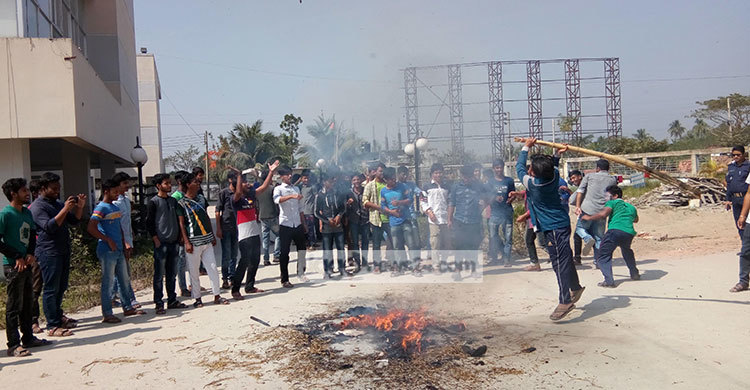 বাগেরহাটে অধ্যক্ষের কুশপুত্তলিকা দাহ