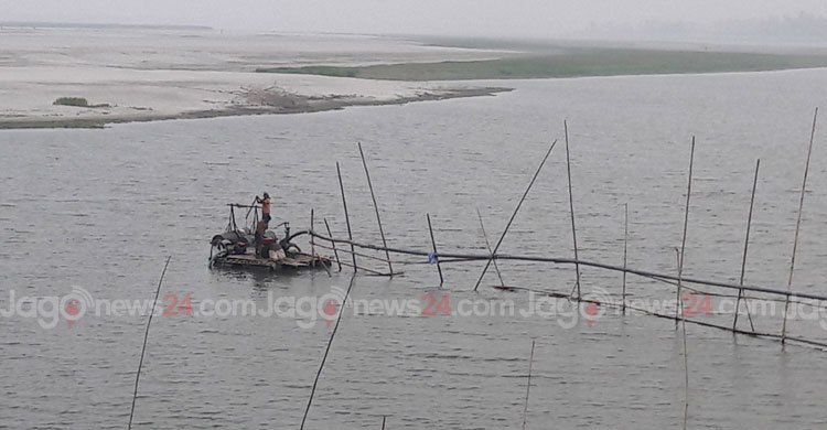 ব্রহ্মপুত্র থেকে বালু তুলছেন নারী কাউন্সিলর