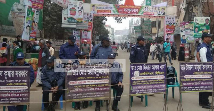 সড়কে পুলিশের ব্যারিকেড, দুর্ভোগে মানুষ