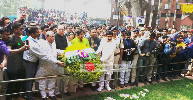 ভালোবাসায় একাকার দুই বাংলার মানুষ