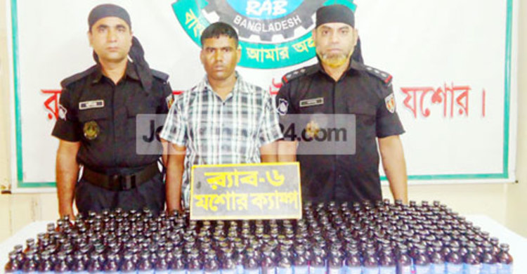 বেনাপোলে ফেনসিডিলসহ মাদক ব্যবসায়ী আটক