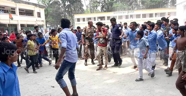 কলেজে ঢুকে ছাত্রীদের ছবি তোলায় শালা-দুলাভাই আটক