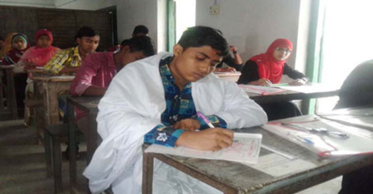 মায়ের মরদেহ দাহ করে পরীক্ষার হলে সুব্রত