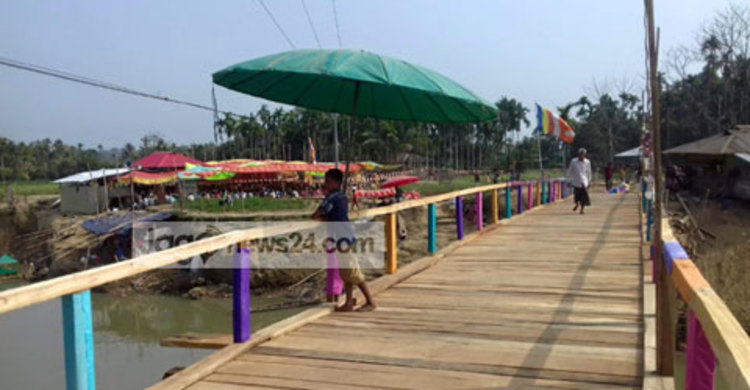 স্বেচ্ছাশ্রমে কাঠের সেতু নির্মাণ