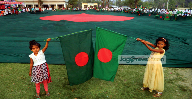 চাঁদপুরে ১২৫ ফুট দৈর্ঘ্যের জাতীয় পতাকা