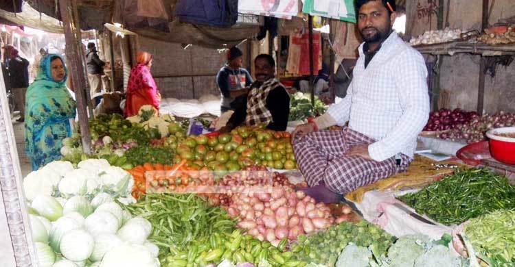 শীতে চাঁপাইনবাবগঞ্জে বেড়েছে সবজি ও মাছের দাম