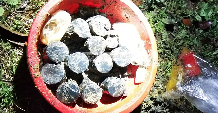 চাঁপাইনবাবগঞ্জে ককটেল-গান পাউডার উদ্ধার