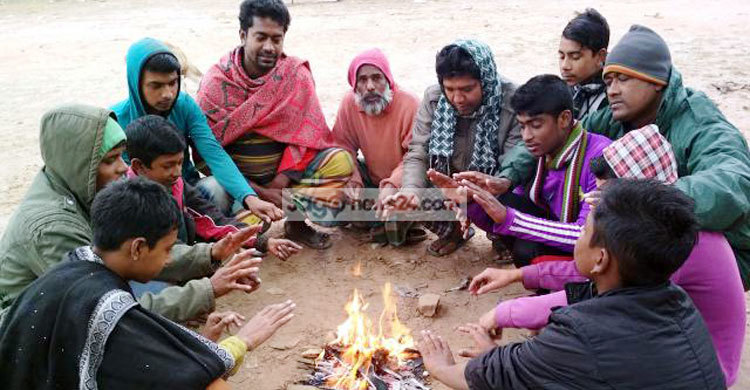 শীতে কাঁপছে ঈশ্বরদীর মানুষ