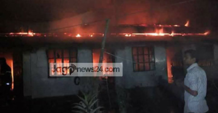 জেলা পরিষদের স্টাফ কোয়ার্টারে আগুন