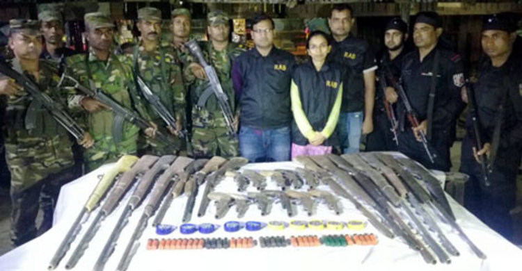 পাহাড়ে অস্ত্র ও গোলাবারুদসহ ৪ উপজাতি সন্ত্রাসী আটক