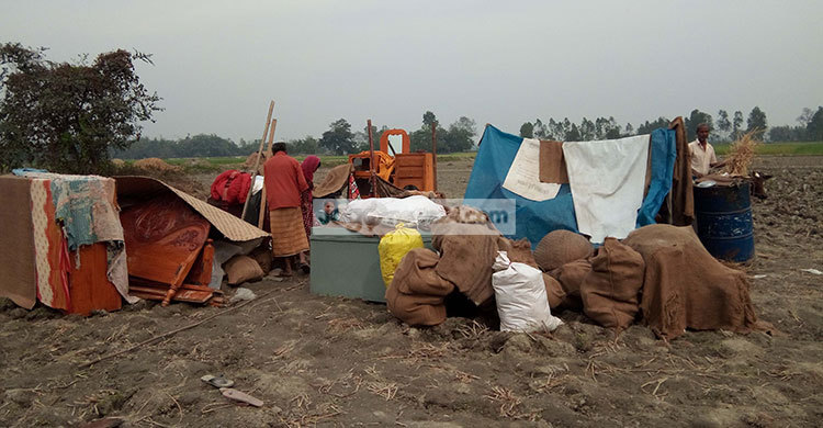 অলৌকিক ঘটনায় বাড়ি ছেড়ে মাঠে অবস্থান এলাকাবাসীর