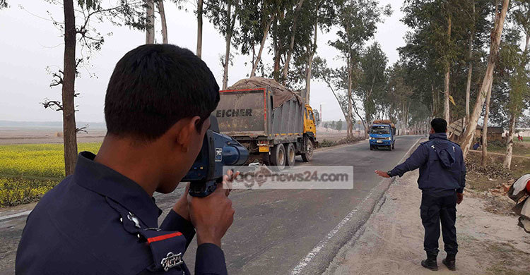 গতি পরিমাপের যন্ত্র নিয়ে মহাসড়কে পুলিশ