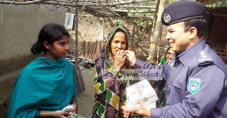 ভেরিফিকেশনে গিয়ে মিষ্টি খাওয়াল পুলিশ