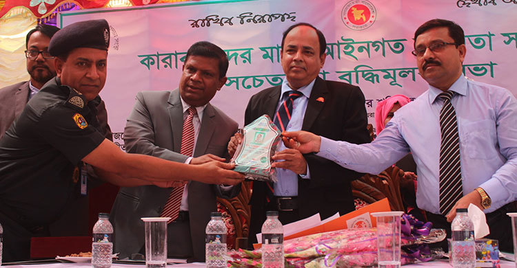 পরিবারের কর্তা আটক হলে স্ত্রী-সন্তানরা দুর্দশায় থাকে